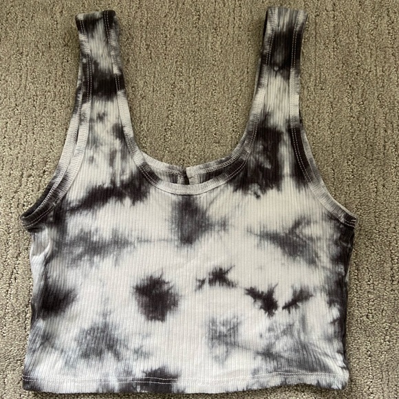 •Garage •Small •Tie dye tank - Picture 2 of 3